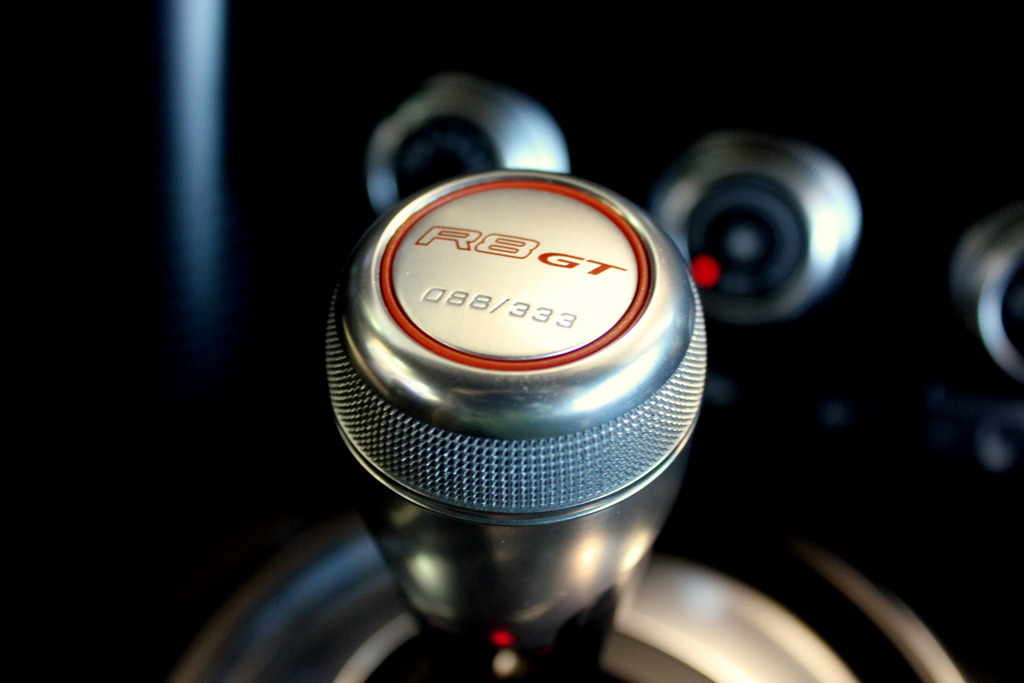 r8 gt shift knob