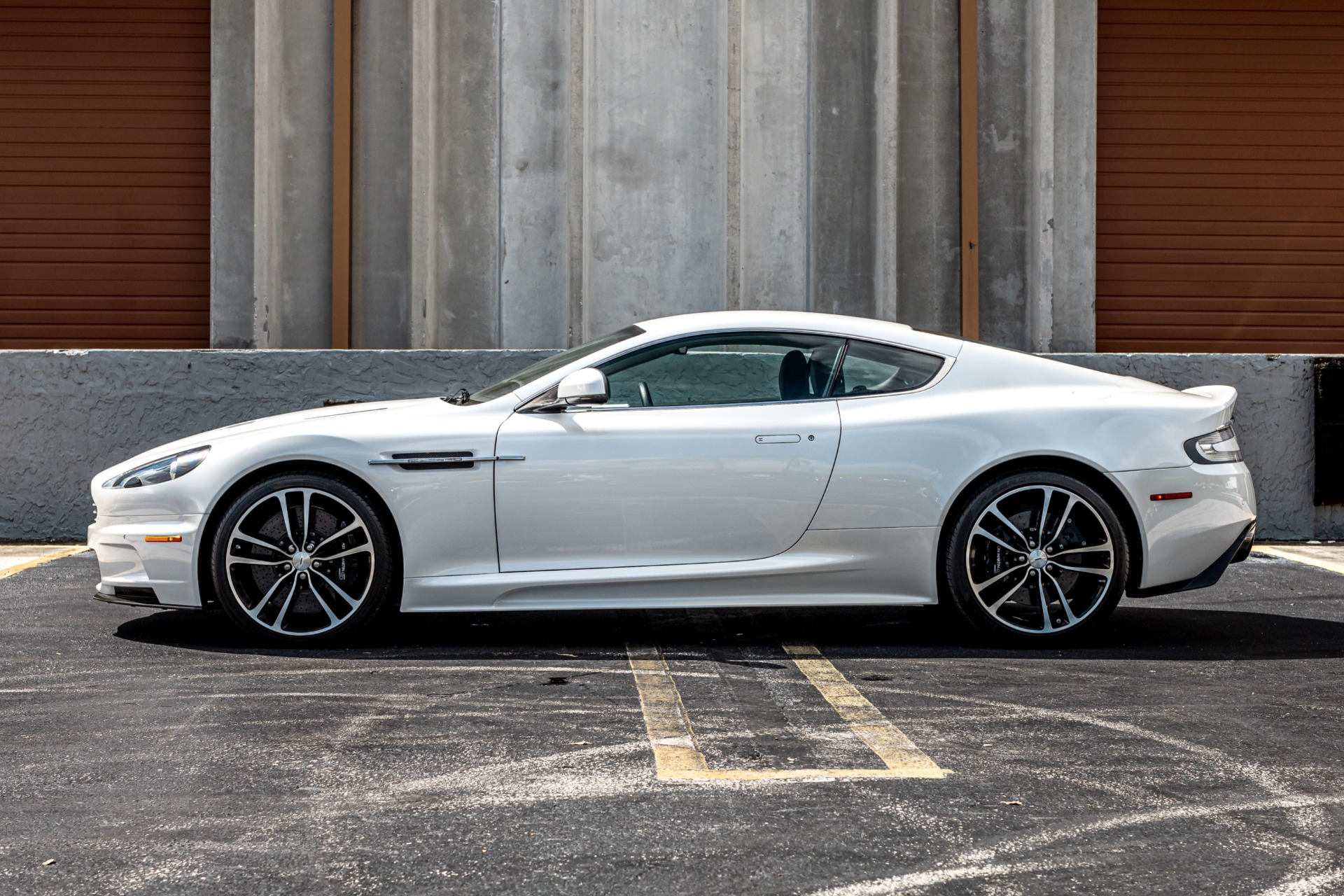 Used-2011-Aston-Martin-DBS-VERY-WELL-KEPT-MORNING-FROST-WHITE-CARBON-EXTERIOR-ALCANTARA-HEADLINER-1663182614 (2) paint option